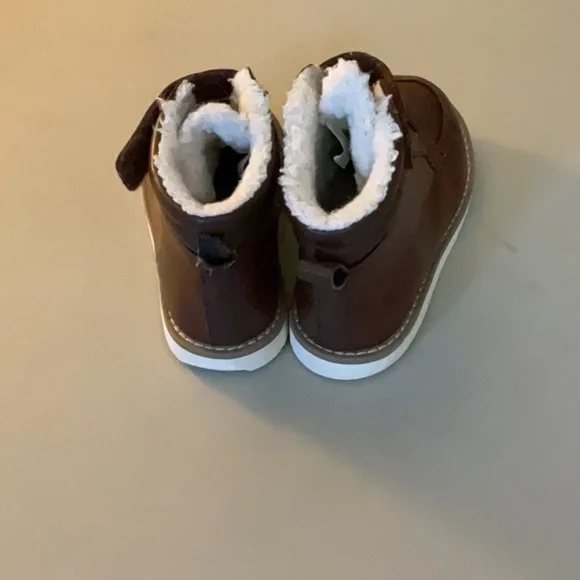 EUC boys old navy boots with fur - Picture 3 of 4